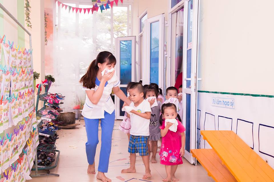 Bé thực hành thoát hiểm